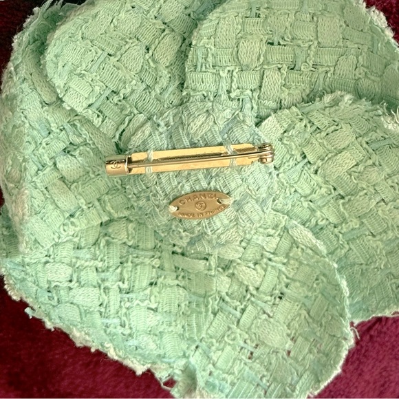 CHANEL 14C Mint Green‎ Tweed Camellia Flower Brooch with Pearl CC Center & Box - Picture 6 of 10